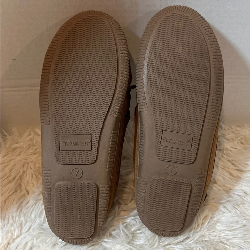 Softmoc women’s brown leather moccasin style shoes. - Picture 7 of 8